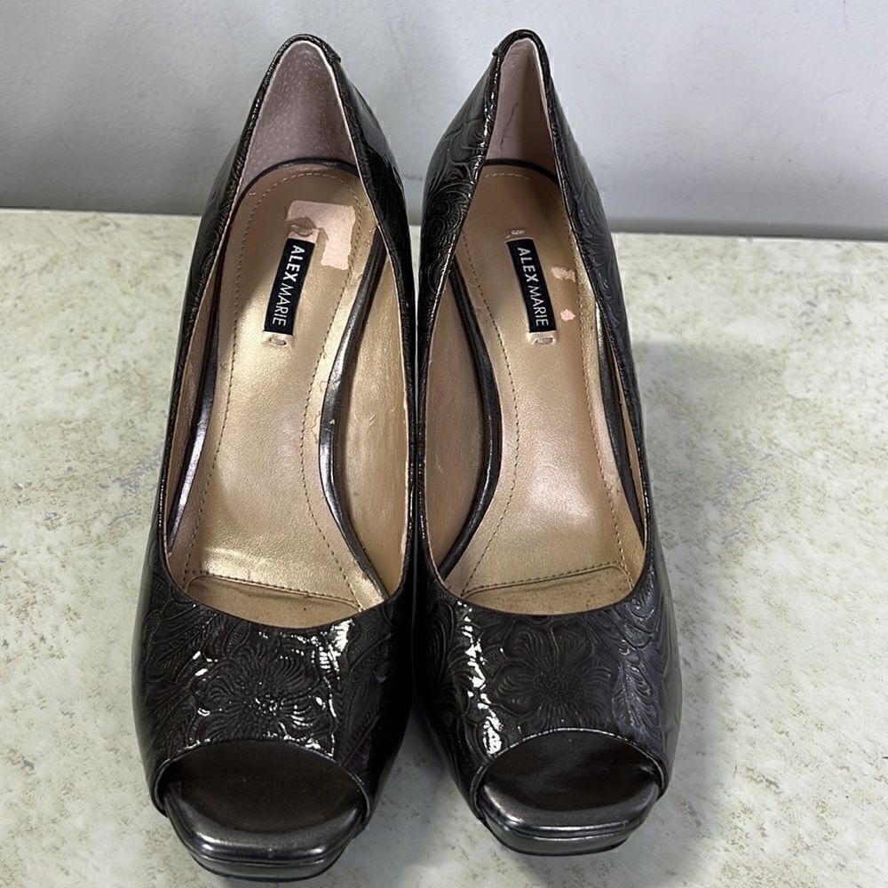 Alex Marie Flower Embossed Pumps 7.5 - Picture 7 of 9